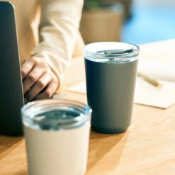 Kinto To-Go Tumbler 360 Ml Mit Stöpsel Khaki -Café Séries Boutique 105563 105563 kinto togotumbler 360ml with plug khaki 3